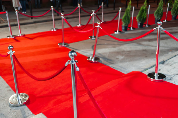 roter Teppich bei einem exklusiven Event. Preisverleihung Roter Teppich Festveranstaltung oder Promi-Eingangskonzept. - Foto, Bild