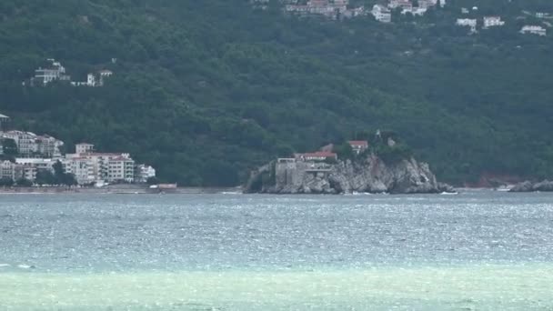 Uitzicht vanuit de verte op het eiland-hotel Sveti Stefan in Montenegro - Video