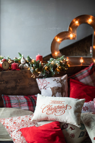 Cama acolhedora com almofadas de Natal decoradas com decoração de Natal
 - Foto, Imagem