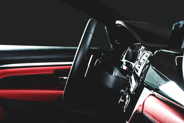Intérieur de voiture de luxe en cuir rouge
 - Photo, image