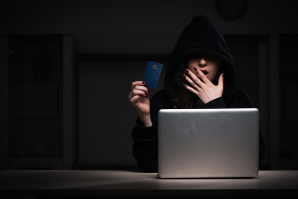 Женщина-хакер взломала брандмауэр безопасности в конце рабочего дня - Фото, изображение