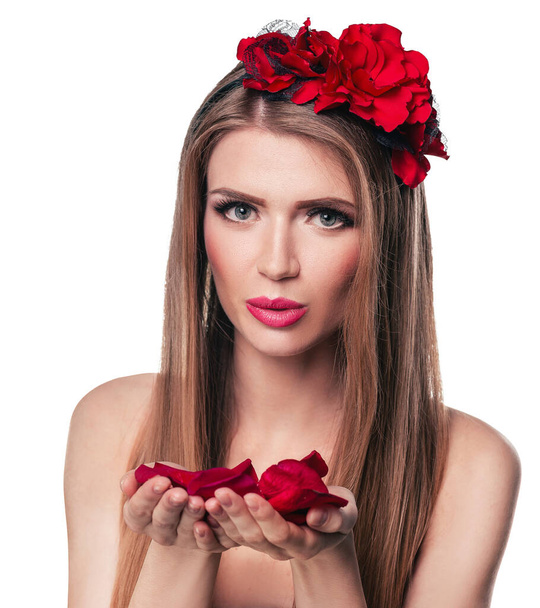 beautiful blonde woman with rose petals in her hands - Fotografie, Obrázek