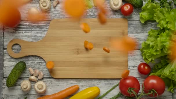 Морквяні шматочки падають на обробну дошку
 - Кадри, відео