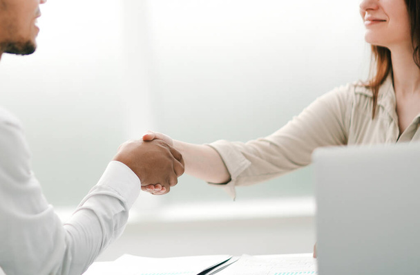 businesswoman welcomes her business partner with a handshake - Zdjęcie, obraz