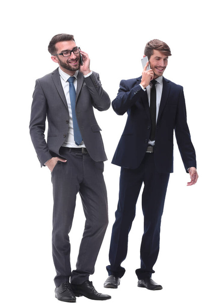 tutta la lunghezza. due uomini d'affari che utilizzano i loro smartphone - Foto, immagini