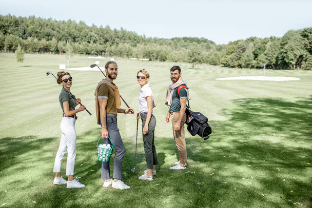 Amigos en el campo de golf
 - Foto, Imagen
