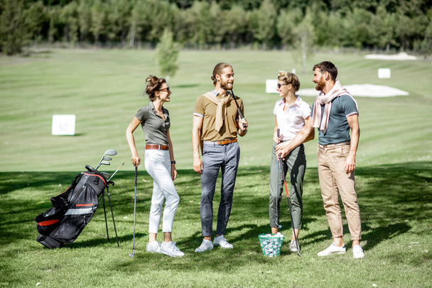 junge Freunde auf dem Golfplatz - Foto, Bild