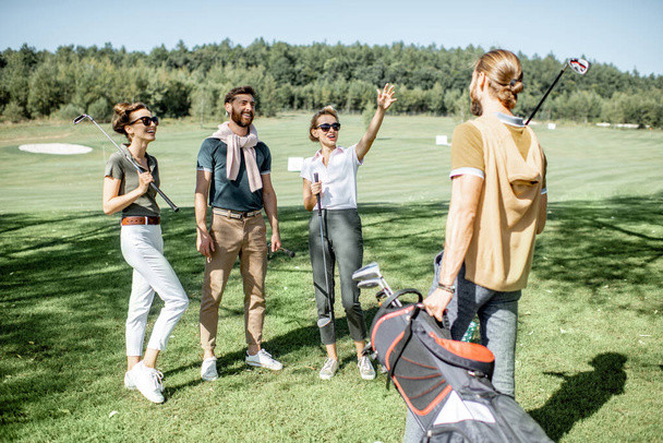 Jovens amigos no campo de golfe
 - Foto, Imagem