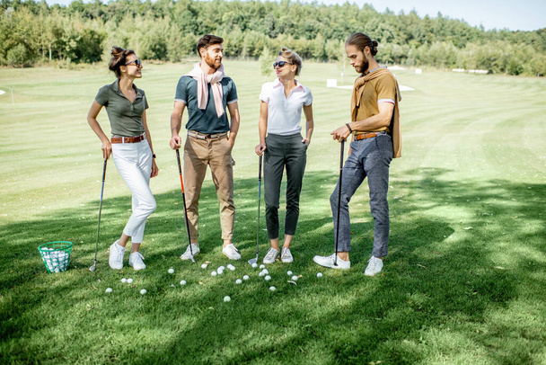 Amis avec équipement de jeu sur un terrain de golf
 - Photo, image