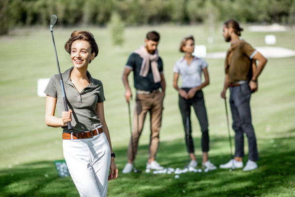 Femme avec des amis jouant au golf
 - Photo, image