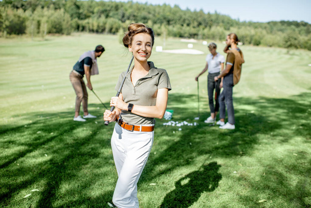 Nainen ystävien kanssa pelaamassa golfia
 - Valokuva, kuva