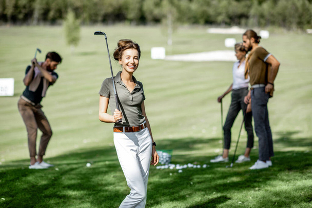 Frau mit Freunden beim Golfspielen - Foto, Bild