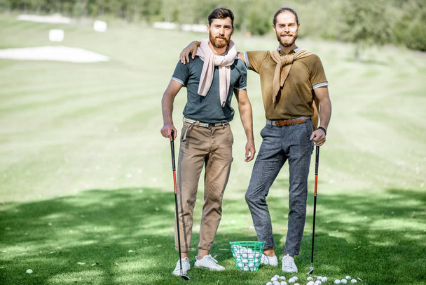 Άνδρες φίλοι σε ένα γήπεδο γκολφ - Φωτογραφία, εικόνα