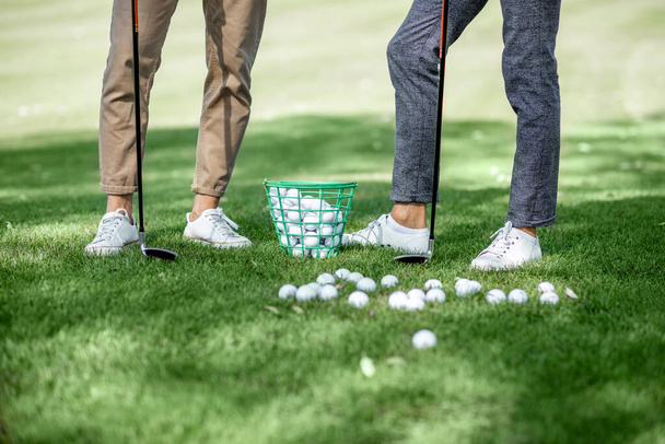 Lidé s vybavením na golfovém hřišti - Fotografie, Obrázek