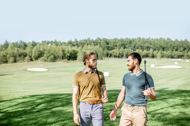 Amigos masculinos em um campo de golfe
 - Foto, Imagem