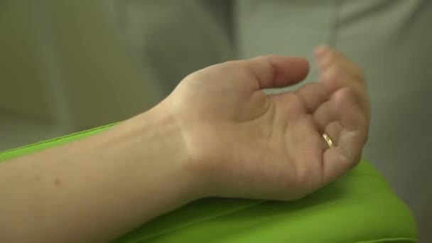 un'infermiera fa esami del sangue
 - Filmati, video
