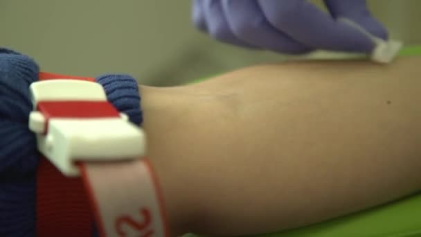 een verpleegkundige neemt bloedtesten af - Video