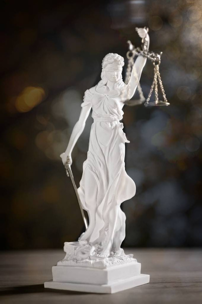 Standbeeld van Vrouwe Gerechtigheid. Verticaal beeld met zachte focus en bokeh achtergrond. - Foto, afbeelding