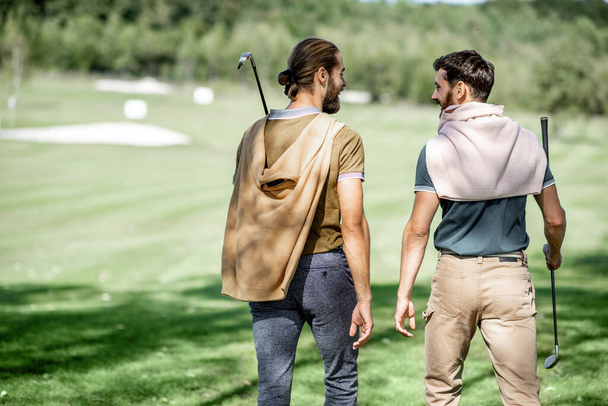 Amis masculins sur un terrain de golf
 - Photo, image