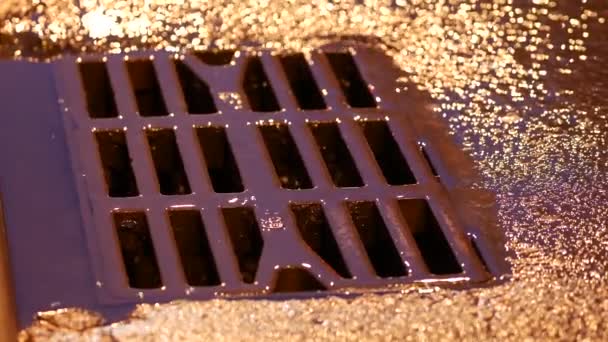 Metallgitter auf der Straße bei Regen abtropfen lassen. Roheisen rostige Eisen-Luke - Filmmaterial, Video