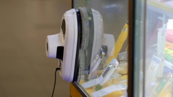 Ev kadınları için yapay zekaya sahip sıkıştırılmış robotik cihaz cam temizliyor. - Video, Çekim