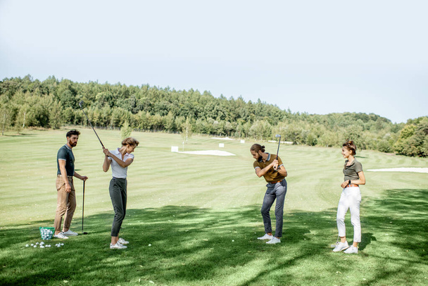 Люди грають в гольф на відкритому повітрі
 - Фото, зображення
