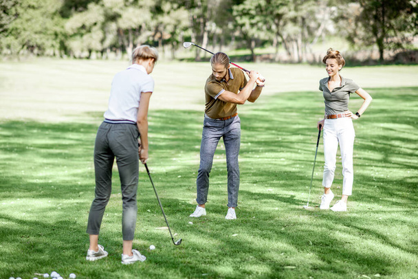 Gente jugando golf al aire libre
 - Foto, Imagen