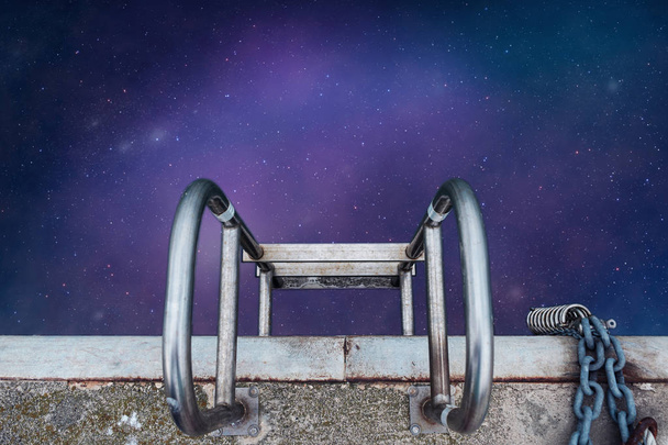 Hermosa escalera surrealista abstracta de estrellas paisaje cosmos espacio collage concepto, colores contemporáneos y ambiente social fondo
. - Foto, imagen