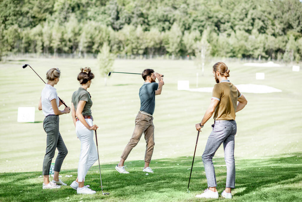 Pessoas jogando golfe outoors
 - Foto, Imagem