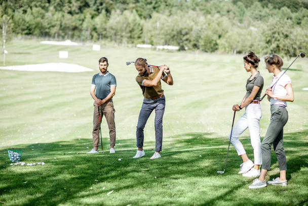Lidé hrající golf venku - Fotografie, Obrázek