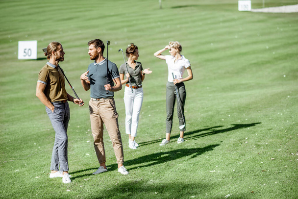 Przyjaciele na polu golfowym - Zdjęcie, obraz