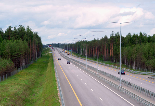 Ділянка шосе М-11. Напрямок у напрямку Санкт-Петербурга. . - Фото, зображення