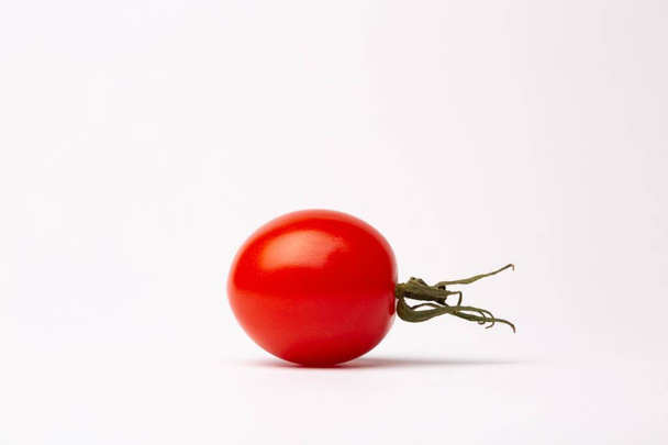 Um tiro de close-up de dois tomates cereja em um fundo branco - perfeito para um blog de comida
 - Foto, Imagem