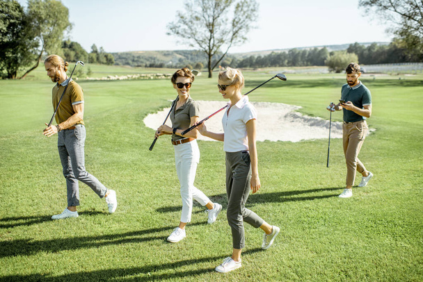 Les gens marchent sur un terrain de golf
 - Photo, image