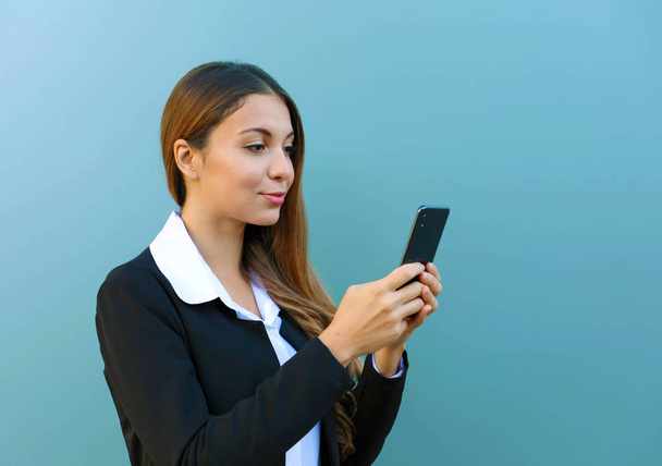 Πορτρέτο της όμορφης νεαρής επιχειρηματία συνομιλεί με έξυπνο τηλέφωνο σε εξωτερικούς χώρους. - Φωτογραφία, εικόνα