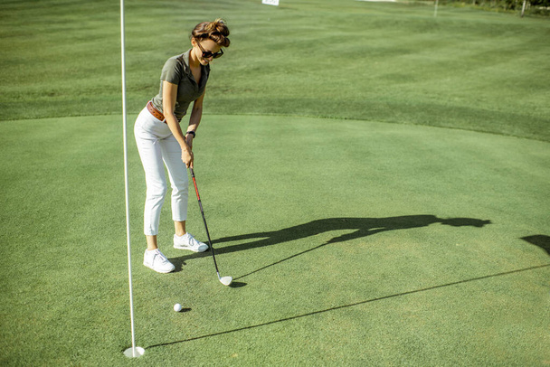 Femme jouant au golf en plein air
 - Photo, image
