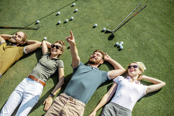 Přátelé leží na golfovém hřišti - Fotografie, Obrázek