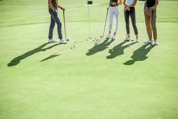 Gente jugando en un campo de golf
 - Foto, Imagen