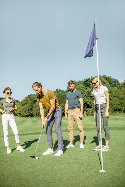 Pessoas que praticam golfe ao ar livre
 - Foto, Imagem