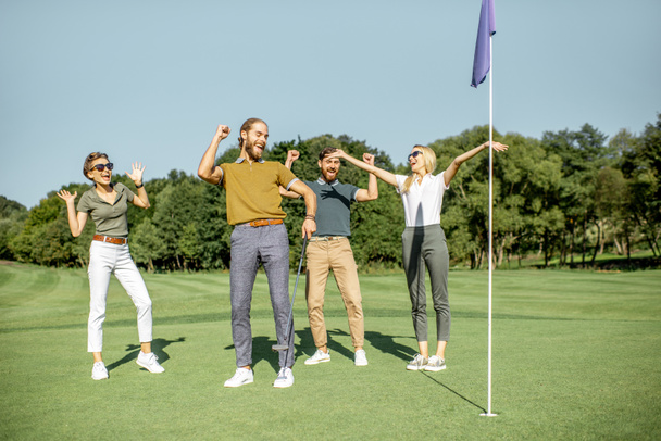 Personnes pratiquant le golf en plein air
 - Photo, image