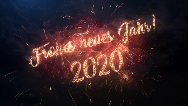 2020 Happy New Year begroetingstekst in het Duits met deeltjes en vonken op zwarte nachtelijke hemel met gekleurd slow motion vuurwerk op achtergrond, mooie typografie magisch ontwerp. - Video