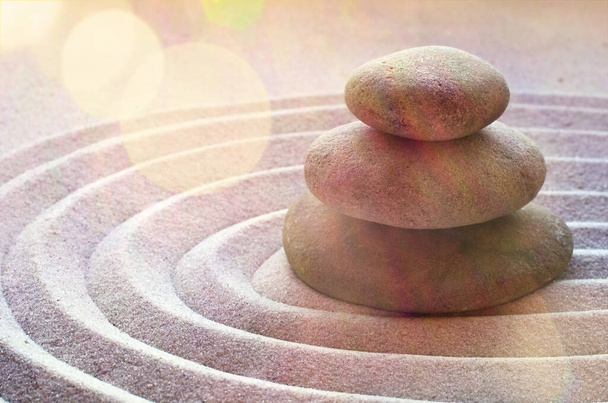 zen ogród medytacja kamienne tło z kamieni i linii w piasku dla równowagi relaksu i harmonii duchowości lub spa wellness - Zdjęcie, obraz