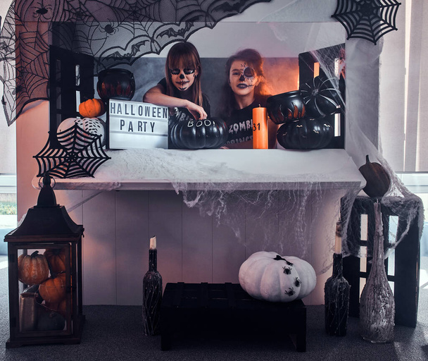 Amigos están celebrando Halloween juntos
 - Foto, imagen