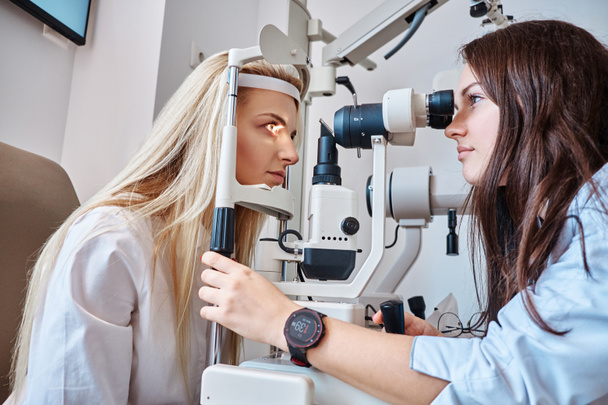 Mujer está revisando su vista en el gabinete óptico
 - Foto, imagen
