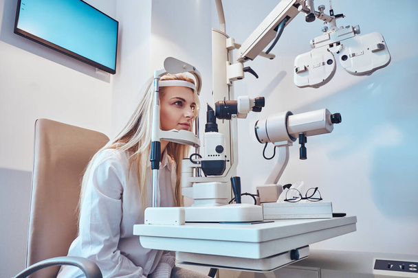 Femme vérifie sa vue au cabinet opticien
 - Photo, image