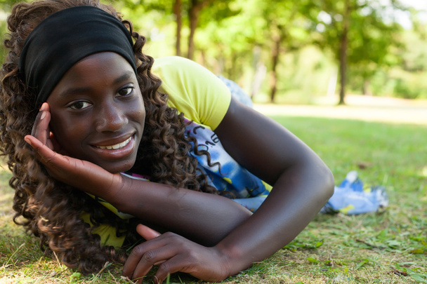 Happy teenage black girl - Zdjęcie, obraz