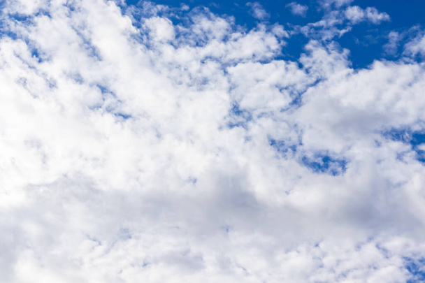 Montones de nubes blancas con sombra de luz en un cielo azul
 - Foto, Imagen