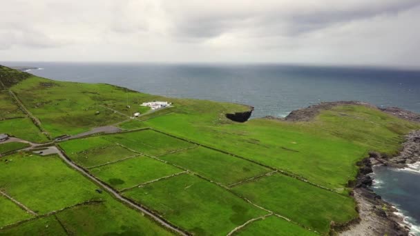 Krásný letecký výhled na ostrov Valentia. Scénický irský venkov v nudný jarní den, hrabství Kerry, Irsko. - Záběry, video