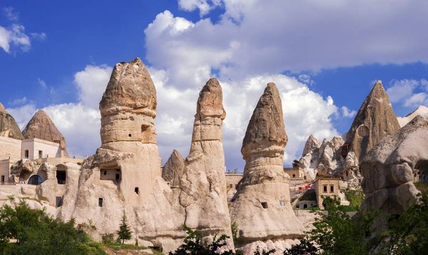 Alloggi e alberghi disposti in formazioni di arenaria a Goreme. Cappadocia, Turchia
. - Foto, immagini