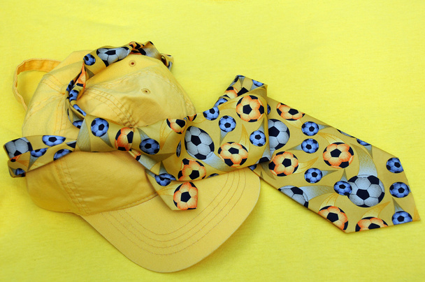 Желтая бейсболка и галстук
 - Фото, изображение